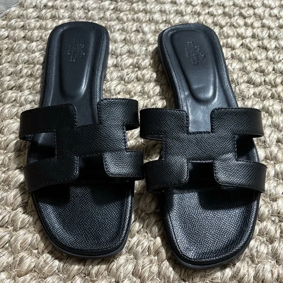 Hermès Black Oran Sandals size 39 US 9
Made in Italy slip on H design - Picture 1 of 8